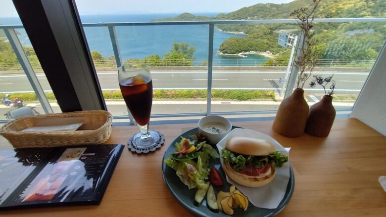 カフェで昼食